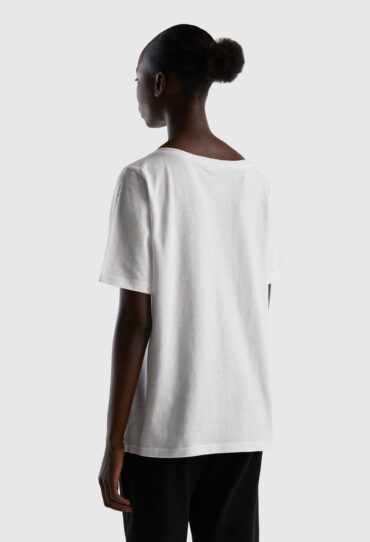 Geflammtes Baumwoll-T-Shirt mit V-Ausschnitt