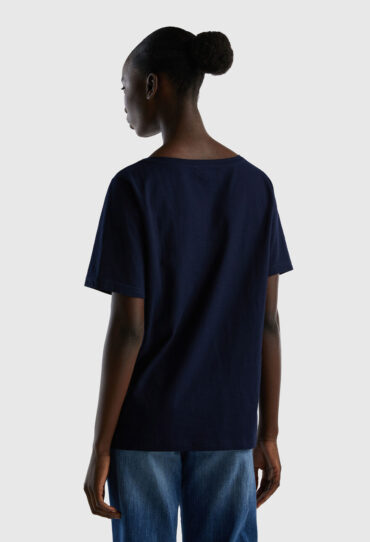 Geflammtes Baumwoll-T-Shirt mit V-Ausschnitt