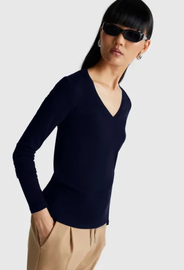 Dunkelblaues T-Shirt mit V-Ausschnitt
