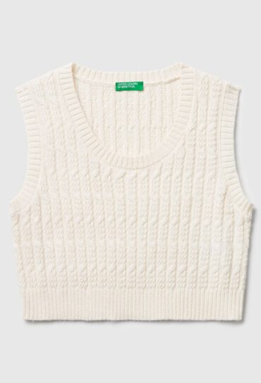 Strickweste mit Zöpfen