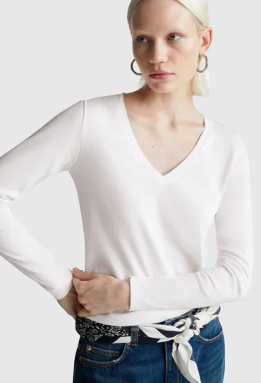 Weißes T-Shirt mit V-Ausschnitt