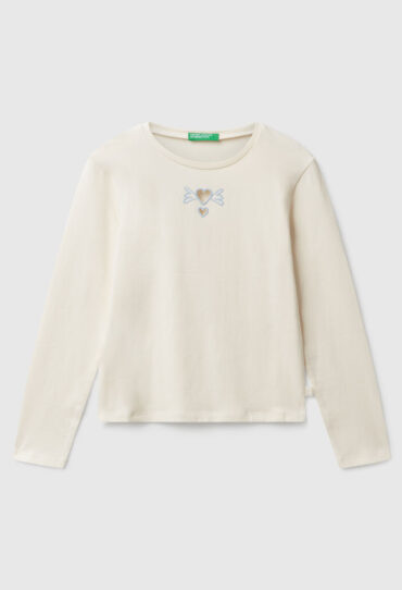 T-Shirt mit ausgeschnittenen Herzen