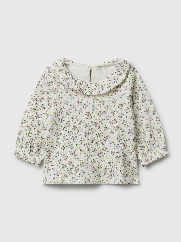 Geblümtes T-Shirt mit Kragen