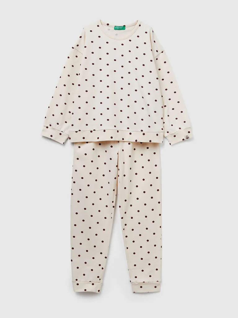 Warmer Pyjama mit Punkten