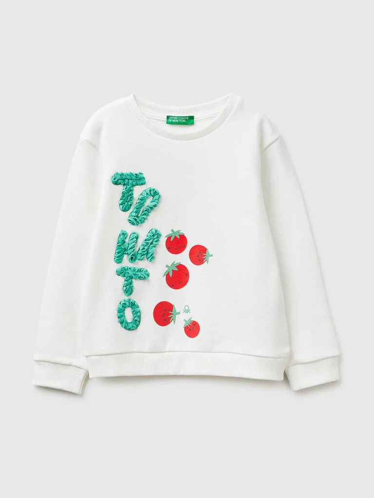 Geschlossenes Sweatshirt mit Stickerei