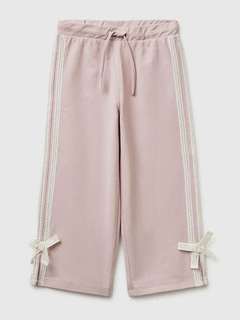Hose mit Spitze und Schleifen
