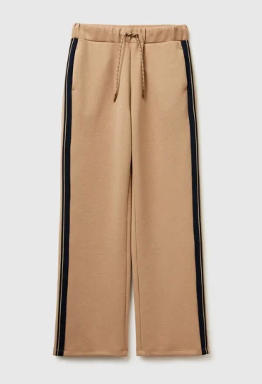 Hose mit gestreiften Seitenstreifen