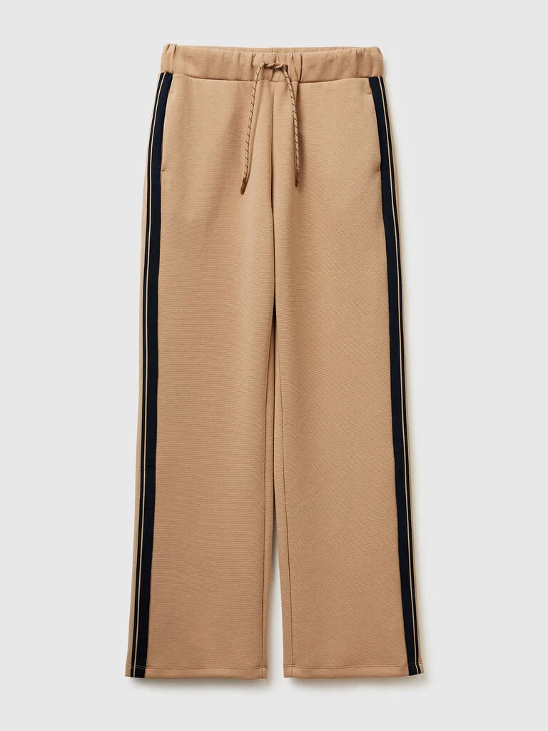 Hose mit gestreiften Seitenstreifen