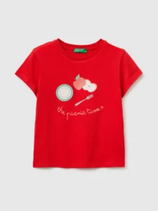 Jersey aus 100 % Bio-Baumwolle; gerippter Kragen; weiche Schulterpartie