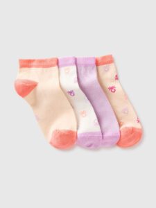 Vier gemusterte kurze Socken