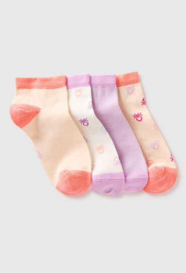 Vier gemusterte kurze Socken
