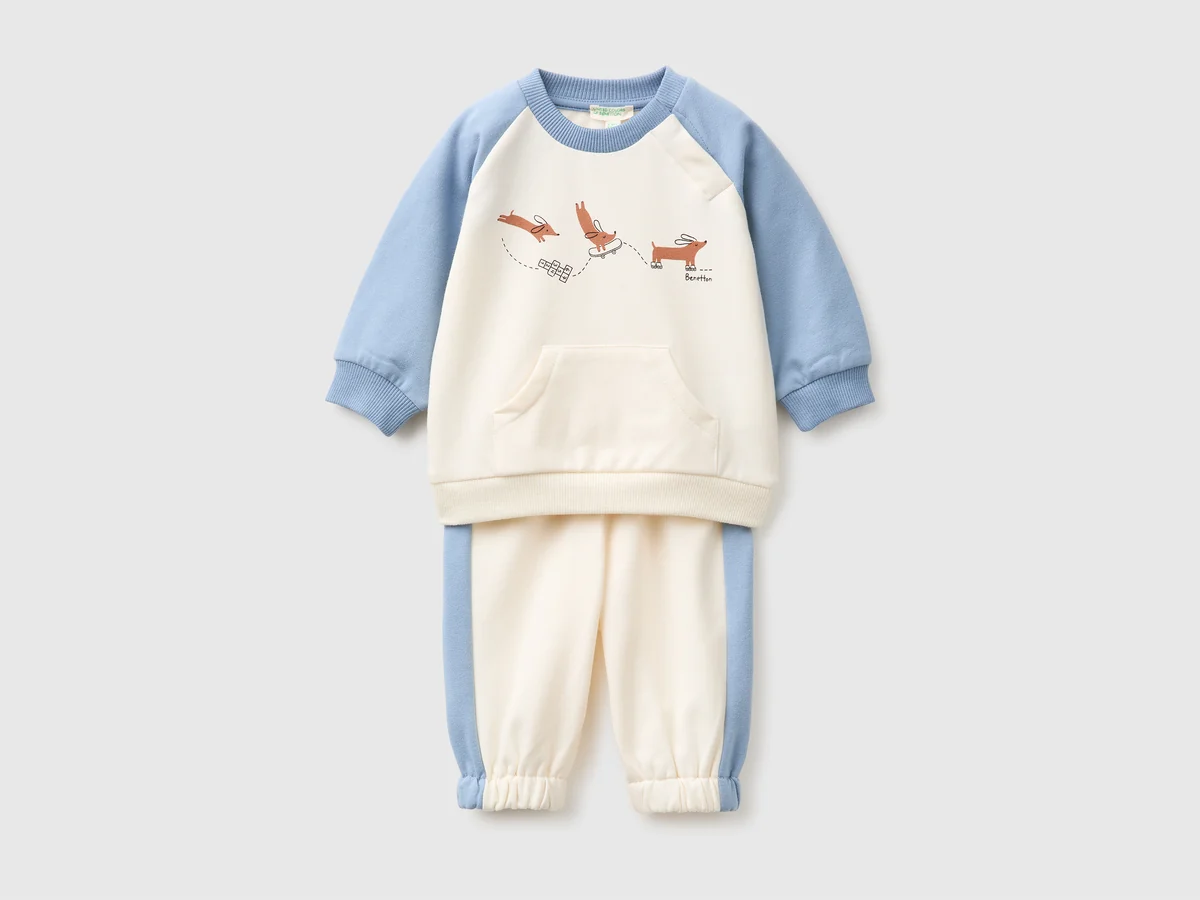 Outfit mit farblich abgesetztem Sweatshirt
