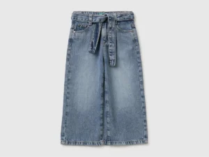 Weit geschnittene Jeans mit Gürtel