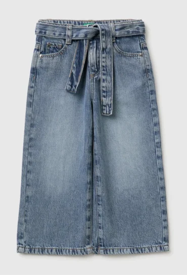 Weit geschnittene Jeans mit Gürtel