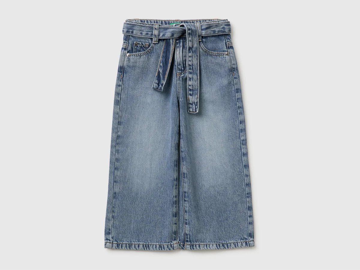 Weit geschnittene Jeans mit Gürtel